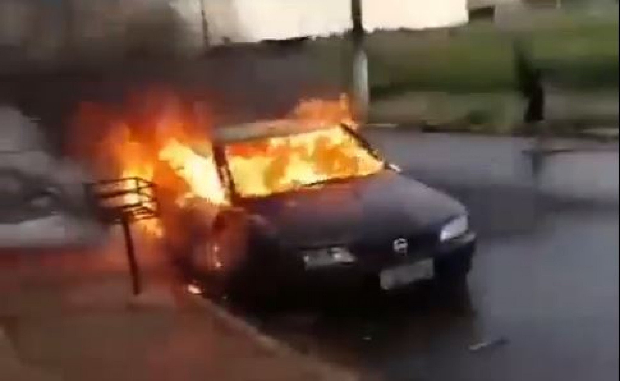 Homem é agredido após atear fogo no carro do genro; filha denuncia caso entre eles
