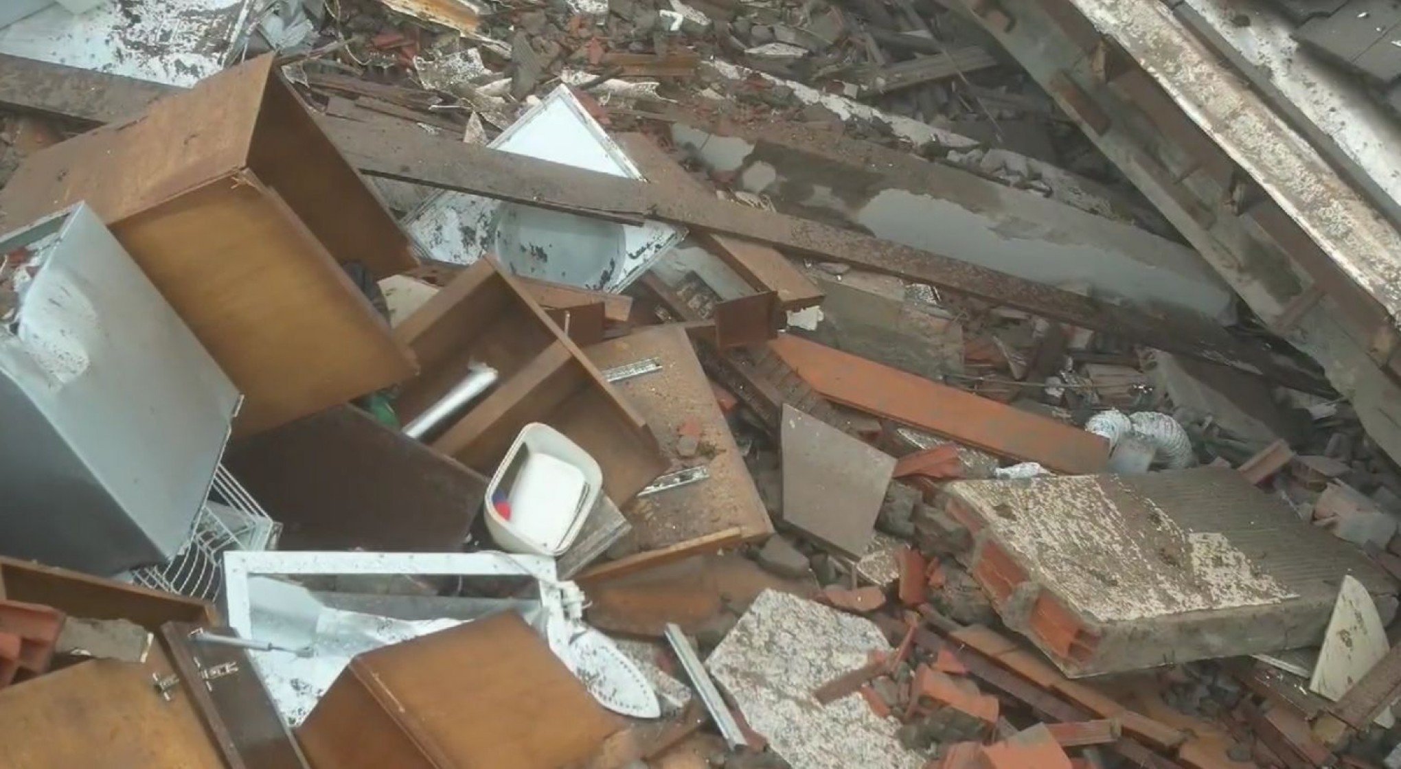 VÍDEO: Imagens de drone mostram escombros de prédio que desabou em Gramado