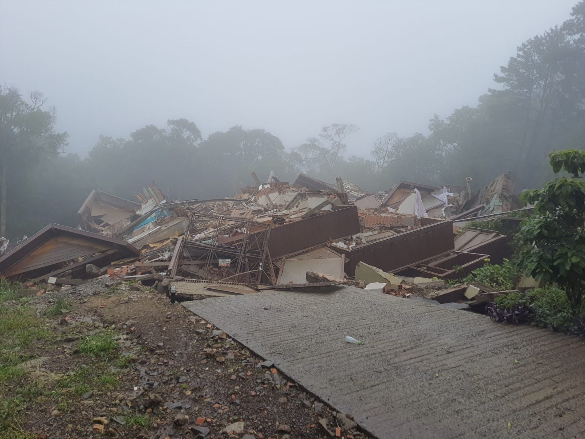 GRAMADO: "Não tenho nada a declarar", diz síndico de prédio que desabou na Serra gaúcha