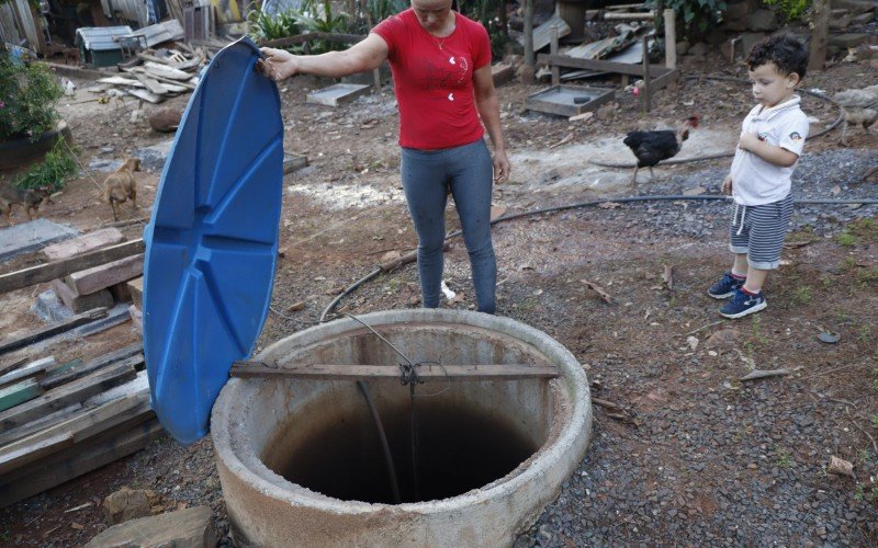 PoÃ§os sÃ£o espalhados por toda a Vila Perimetral