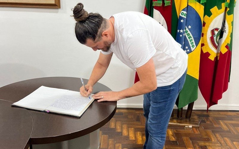 Com prefeito afastado e vice no hospital, presidente da Câmara assume Prefeitura de Canoas