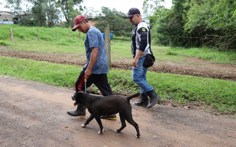 Craudeomiro de Lima Costa, passeia com a Pitbull Pretinha, que adotou no Cempra apÃ³s o adestramento de Luciano dos Santos Silva 