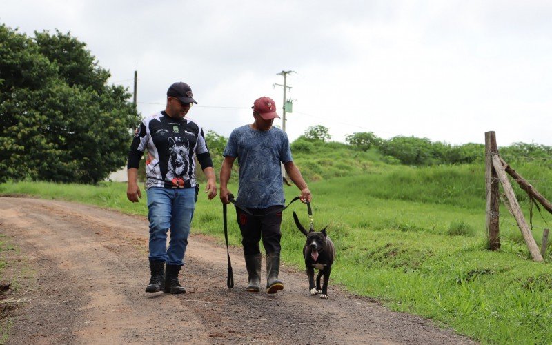 Craudeomiro de Lima Costa, passeia com a Pitbull Pretinha, que adotou no Cempra apÃ³s o adestramento de Luciano dos Santos Silva 