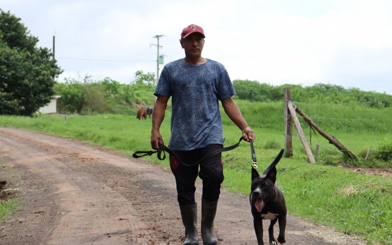 Craudeomiro de Lima Costa, passeia com a Pitbull Pretinha, que adotou no Cempra apÃ³s o adestramento de Luciano dos Santos Silva 