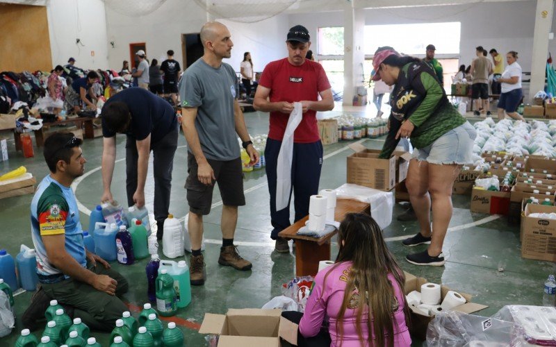 Voluntários organizam kits de produtos de limpeza e higiene no Salão Paroquial da Igreja Católica | Jornal NH