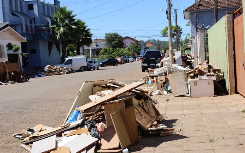 Móveis destruídos se acumulam em montes à beira das calçadas por todo a cidade de São Sebastião do Caí | Jornal NH