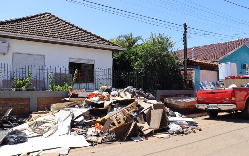 Moradores ainda não finalizaram retirada de móveis, roupas e eletrodomésticos destruídos pela enchente  | Jornal NH