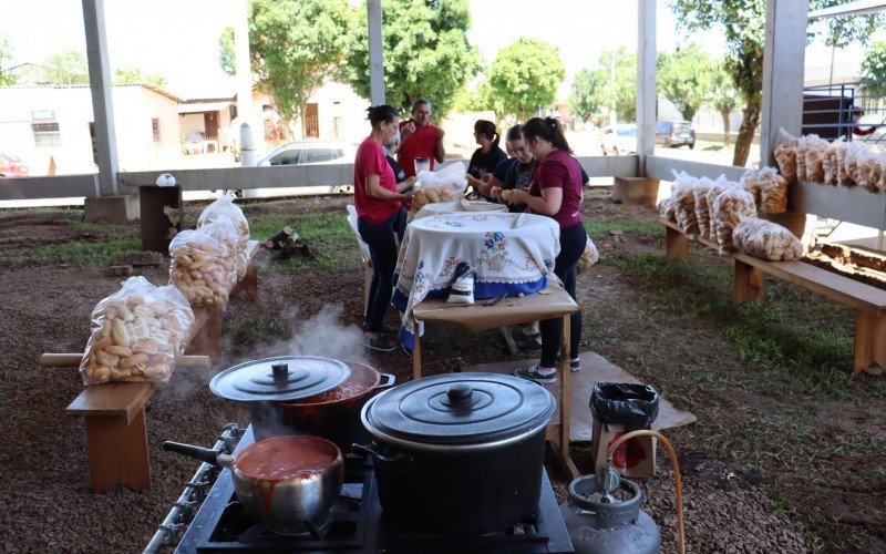 Voluntários preparam cachorro-quente para moradores de São Sebastião do Caí | Jornal NH