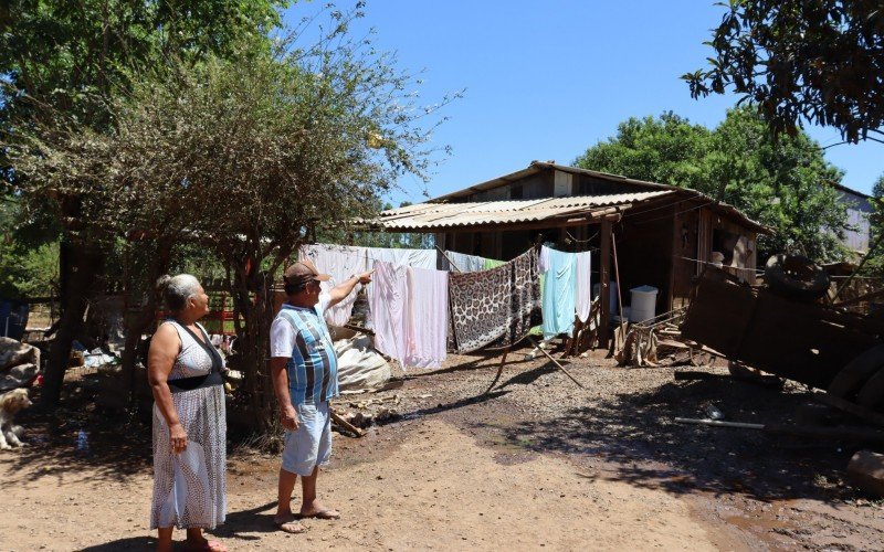 Somente a cumieira do telhado da casa de Neli Gonçalves, 64 anos, e Alfeu Soares Nogueira, 66, escapou da cheia do Rio Caí | Jornal NH