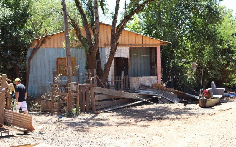 Casa foi arrastada pela enchente do Rio Caí e parou na beira da Rua São João, bairro Navegantes | Jornal NH