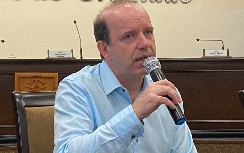 Promotor de Justiça Max Guazzelli, na reunião pública na Câmara de Vereadores de Gramado