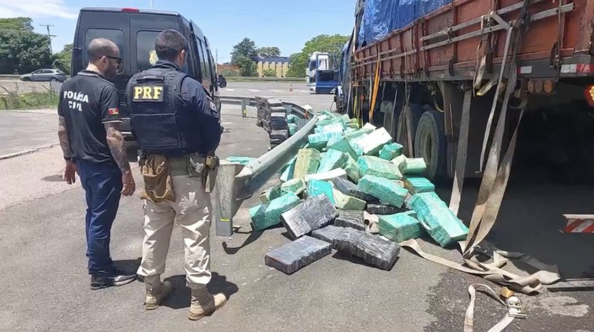VÍDEO: Família é presa transportando R$ 2 milhões em drogas em Canoas; saiba mais