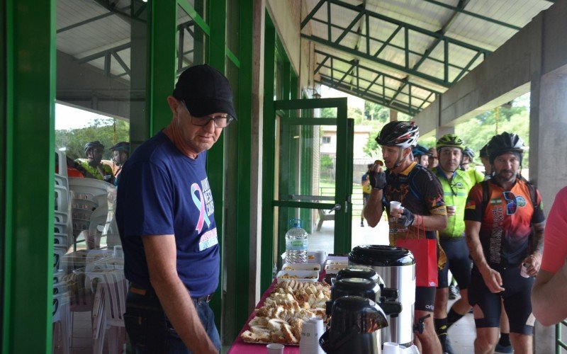 VoluntÃ¡rios da Liga Feminina de Combate ao CÃ¢ncer servindo o cafÃ© da manhÃ£ da 9Âº Pedal do Natal dos Anjos de Dois IrmÃ£os
