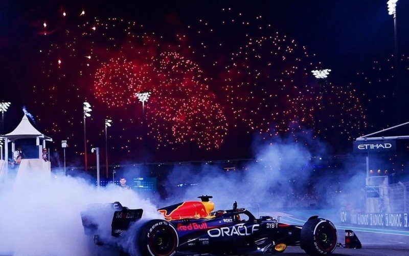 Campeão do mundo, Max Verstappen fez a festa com a sua Red Bull em Abu Dhabi | Jornal NH