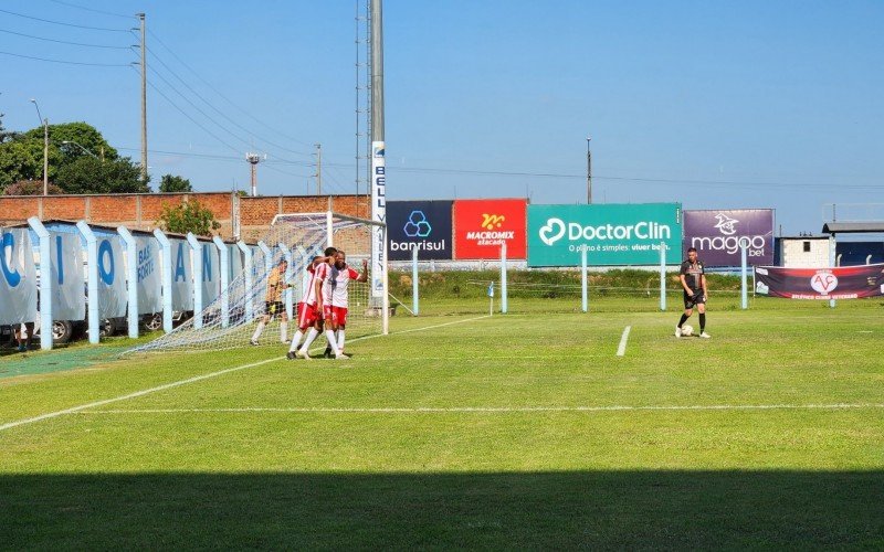 Jogadores do 11 GaÃºcho comemoram gol de Rafael Paulino, o Maguari, no EstÃ¡dio do Vale