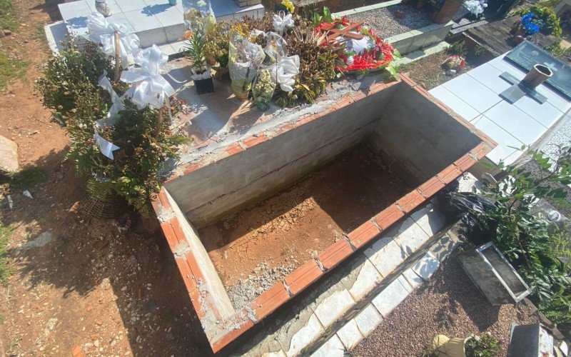Local no CemitÃ©rio Municipal de EstÃ¢ncia Velha onde deveria estar a sepultura de Bruno Moreira Nunes, conforme o pai Fabiano Moreira Nunes