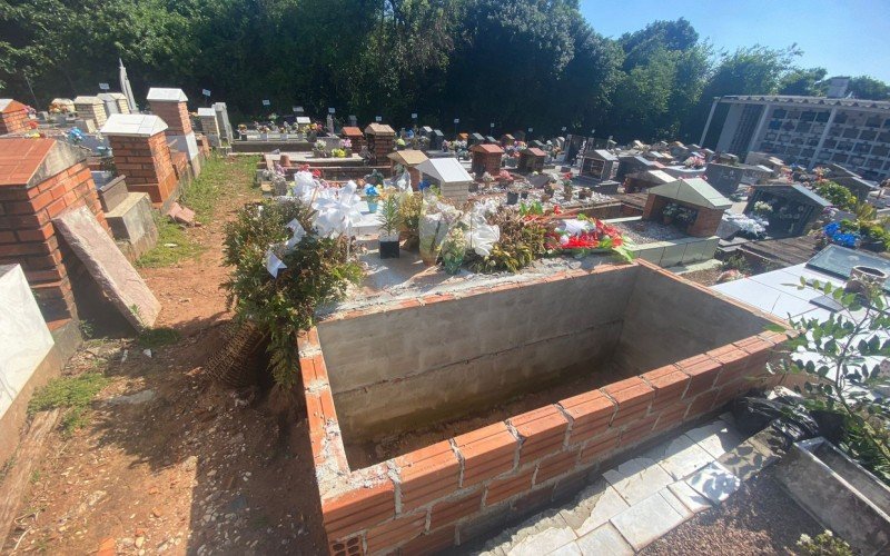 Local no CemitÃ©rio Municipal de EstÃ¢ncia Velha onde deveria estar a sepultura de Bruno Moreira Nunes, conforme o pai Fabiano Moreira Nunes