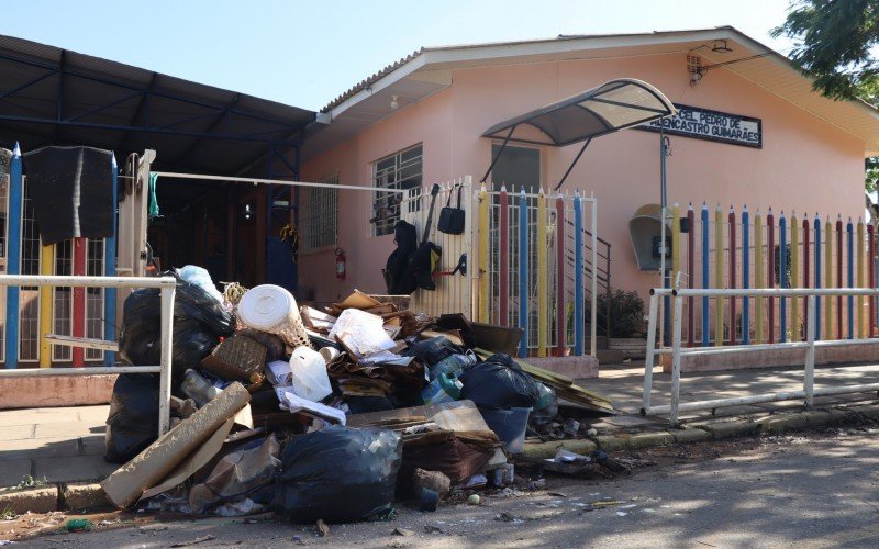 Escombros que ainda restavam em frente Ã  escola