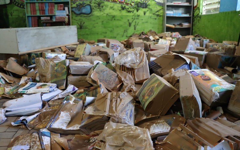 Estado em que ficou a biblioteca do Instituto Paulo Freire apÃ³s a Ã¡gua baixar