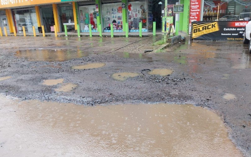 Buracos exigem atenÃ§Ã£o redobrada de motoristas que trafegam pelo trecho 