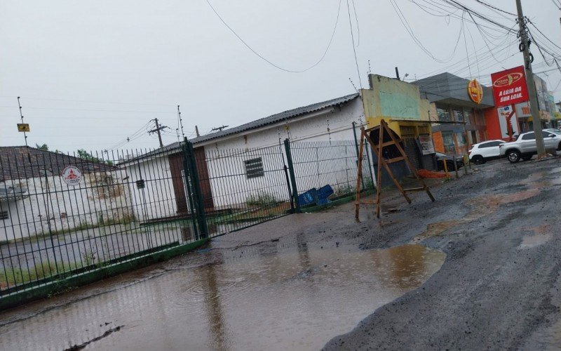 Buracos exigem atenÃ§Ã£o redobrada de motoristas que trafegam pelo trecho 