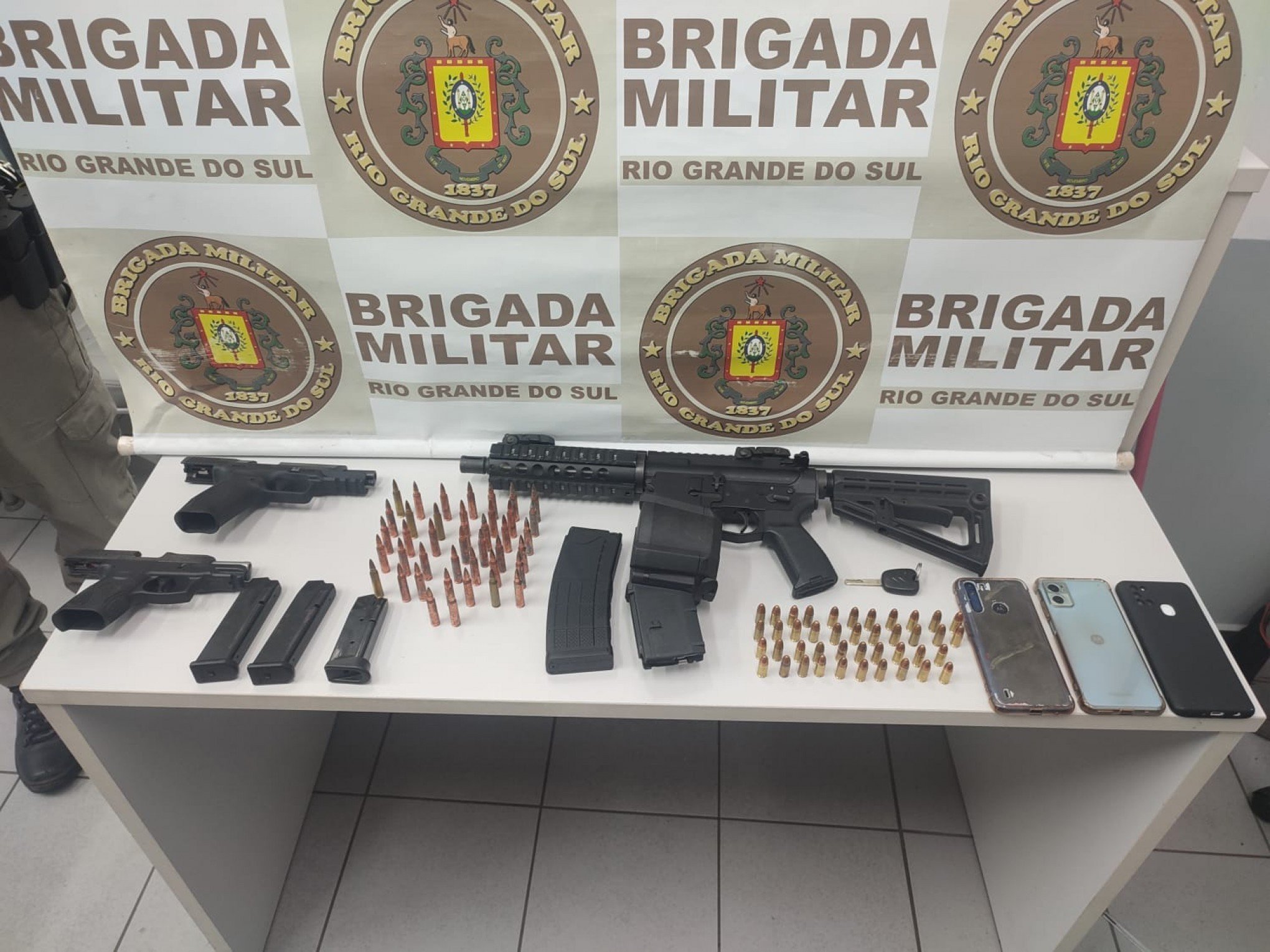 Com os criminoso foram apreendidas duas pistolas, um fuzil e farta munição | Jornal NH