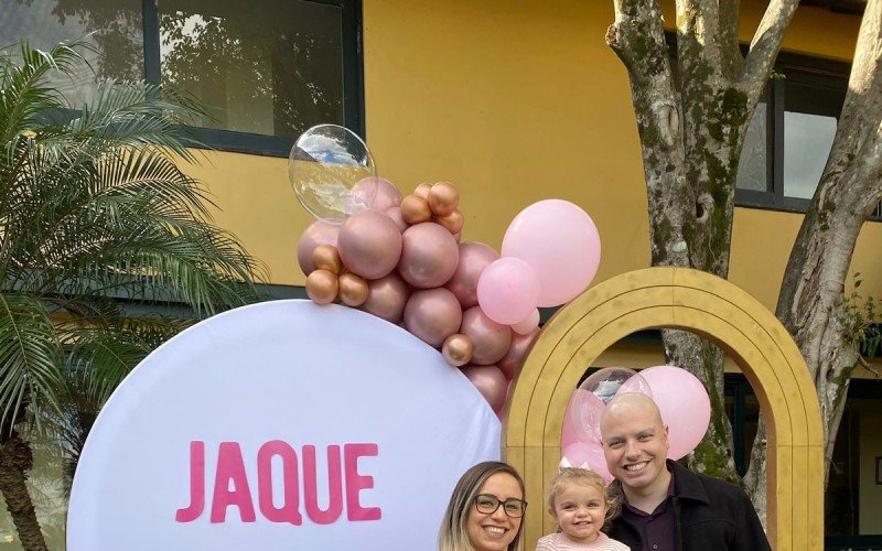 Júnior com a esposa Jaqueline e a filha Helena