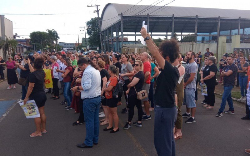 Professores protestam em frente à Prefeitura | Jornal NH