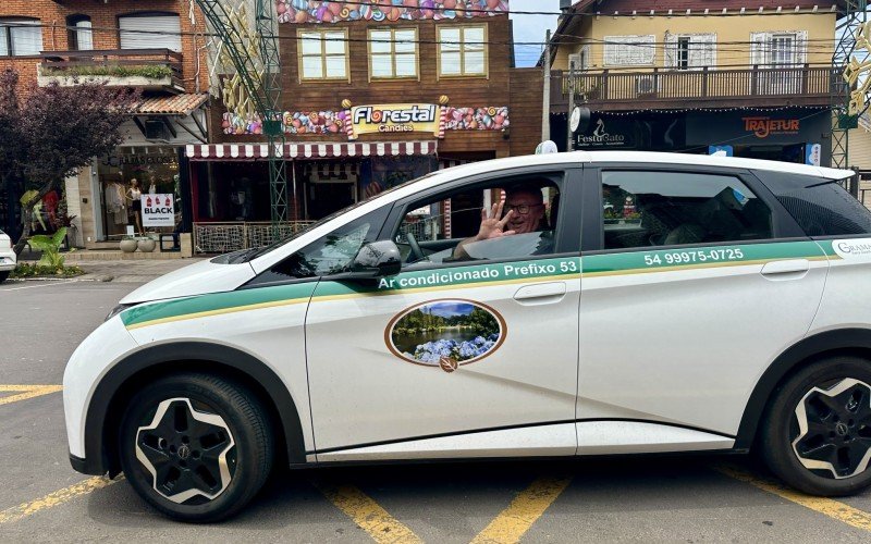 Valmar Foss Ã© dono do primeiro tÃ¡xi elÃ©trico de Gramado