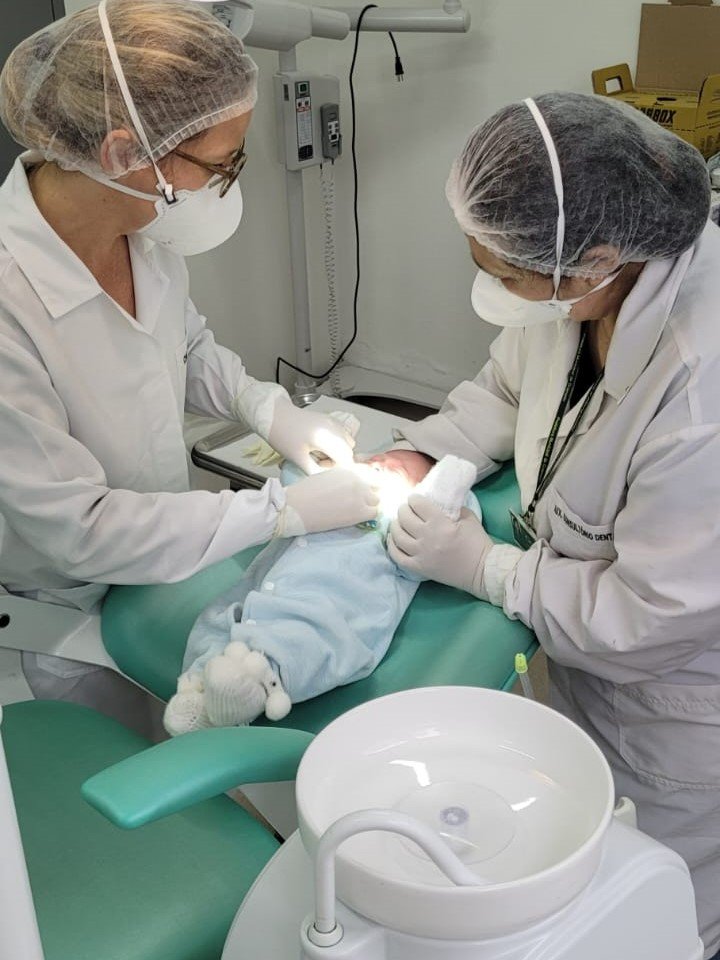 Secretaria da Saúde implanta procedimento cirúrgico em bebês para "língua presa"