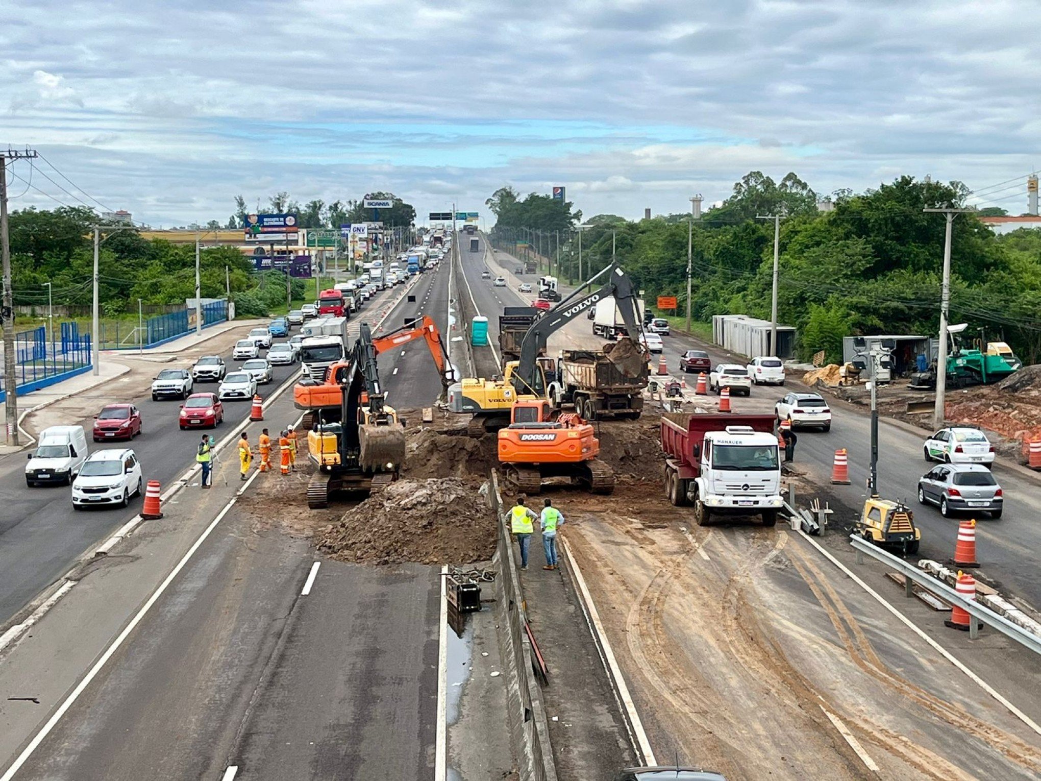 Obras bloqueiam pista central da BR-116, em Sapucaia, até sábado