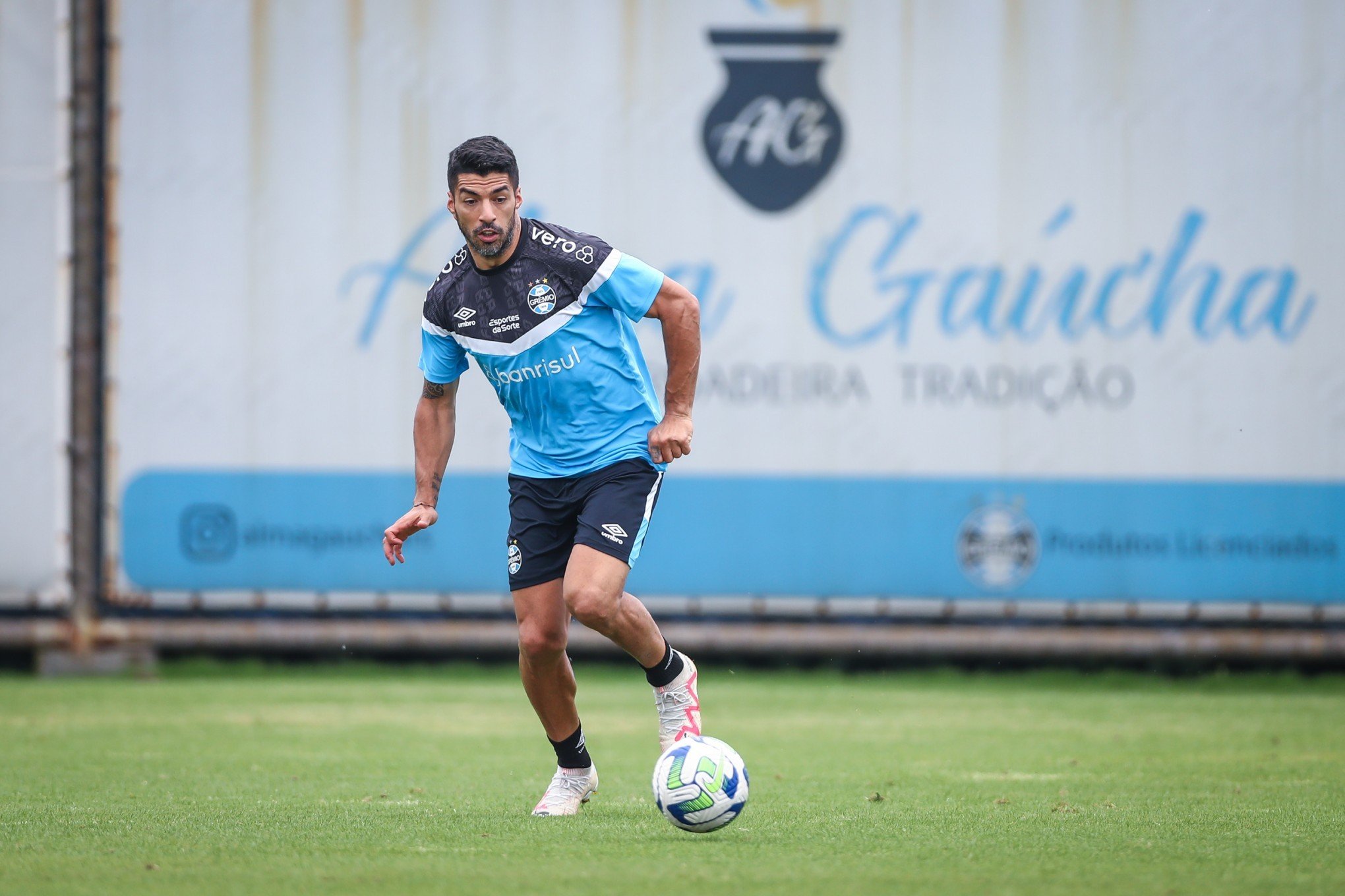 Com Suárez em campo e Arena lotada, Grêmio pega o Goiás nesta quinta-feira