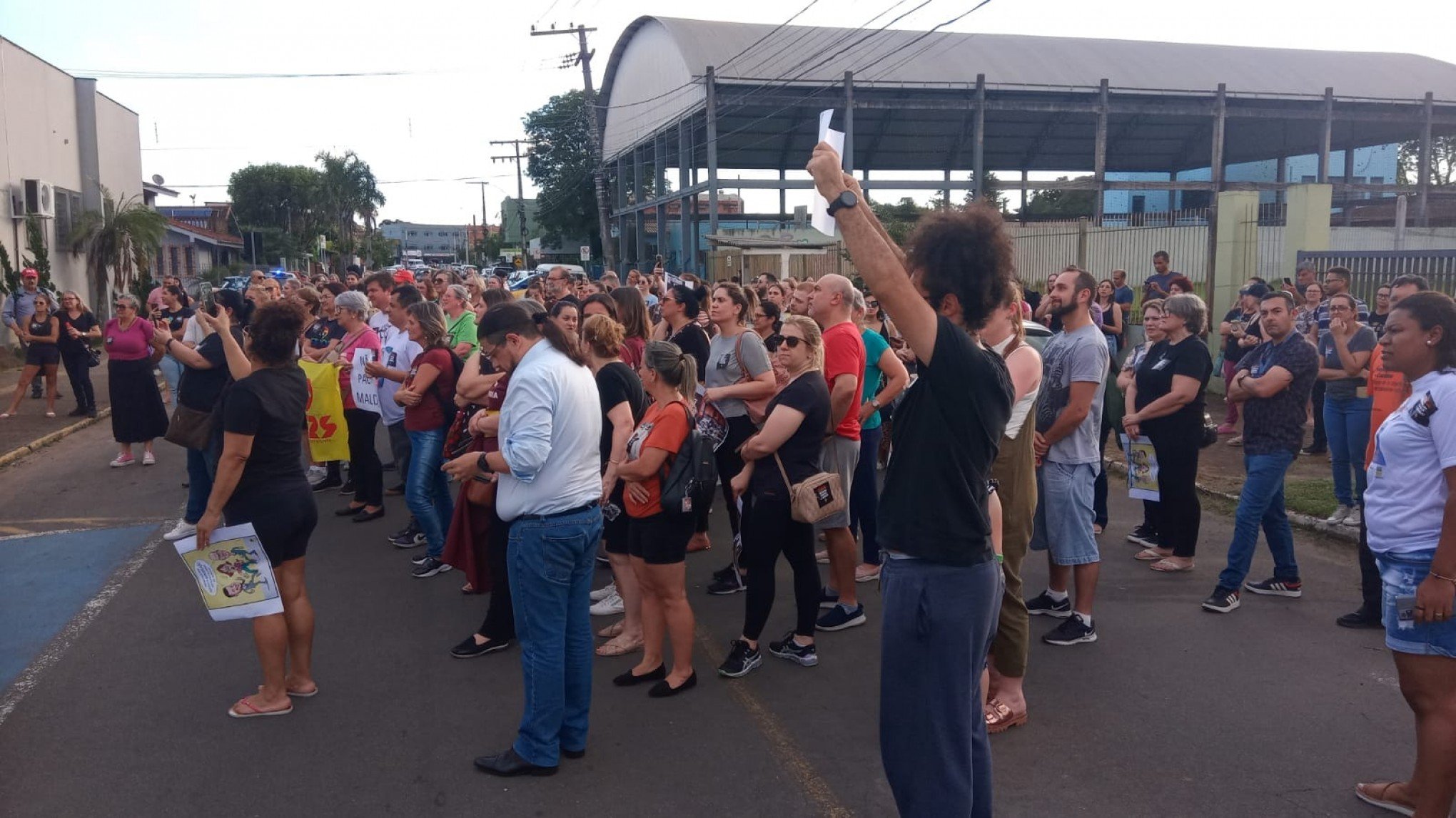 Professores protestam em frente à Prefeitura contra reformas no plano de carreira