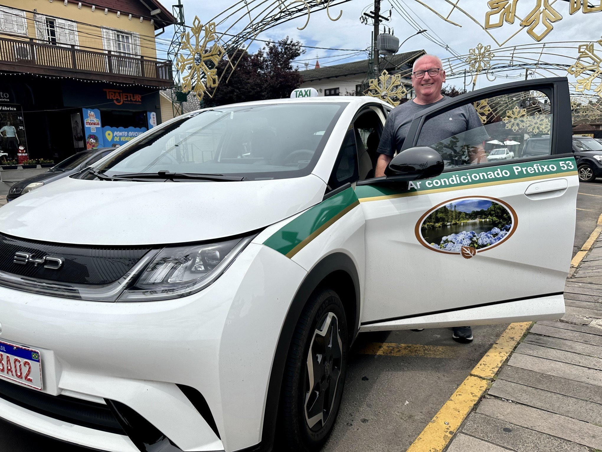 Começa a circular em Gramado o primeiro táxi elétrico da cidade