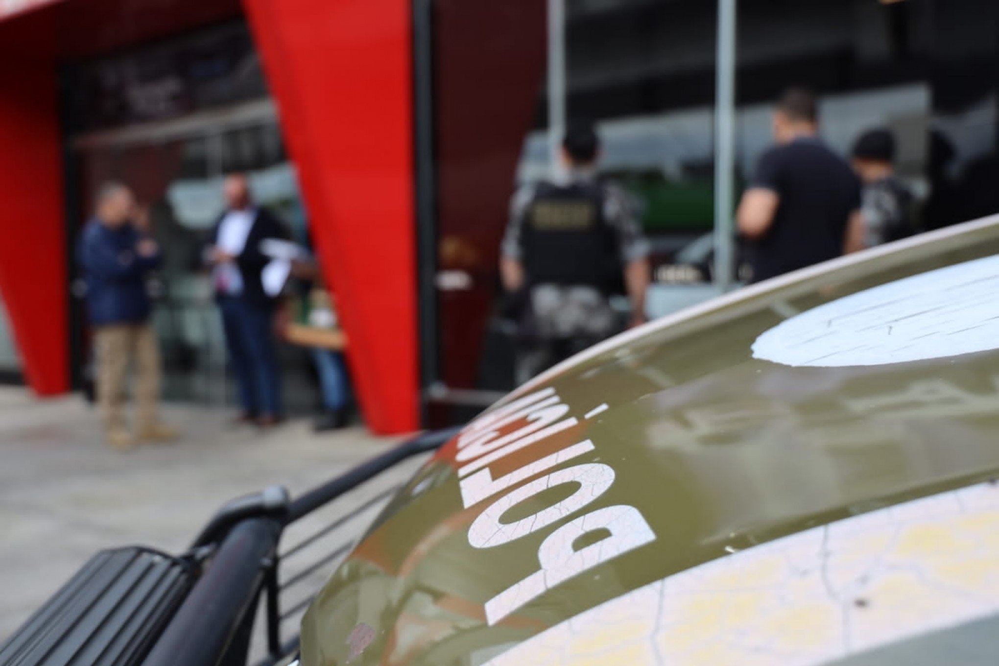 "Pelo menos 32 carros foram adquiridos para lavar o dinheiro do tráfico de drogas", diz promotor; veja fotos