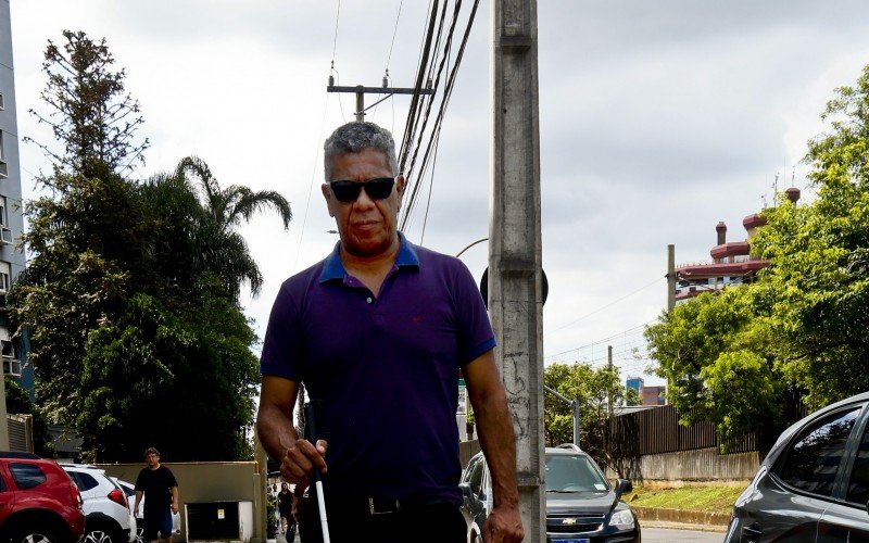 Após esbarrar em escada no meio da calçada, homem cego posta vídeo que viraliza em Canoas