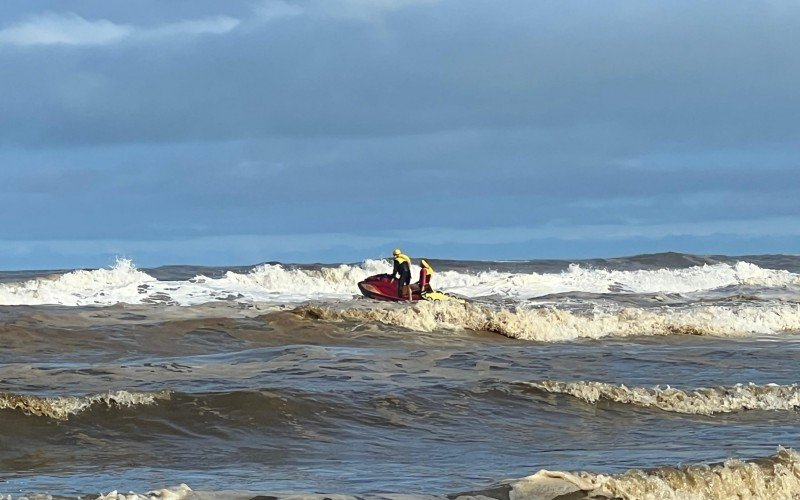 Desaparecimento de adolescente de 17 anos no mar mobiliza buscas no Rio Grande do Sul