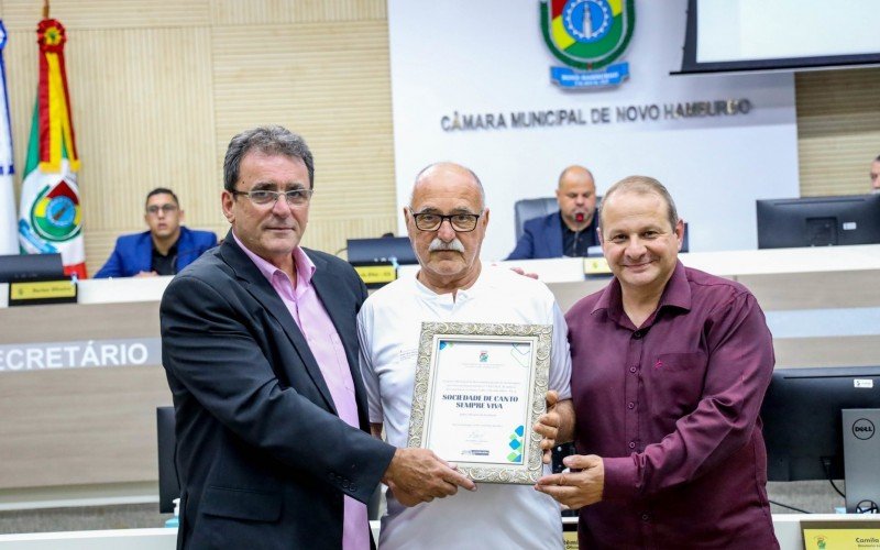 Vereadores Ricardo Ritter (Ica) e Cristiano Coller entregaram uma placa de homenagem ao presidente SÃ©rgio Miotto