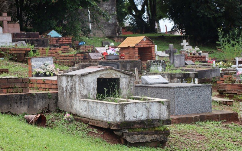 Restos mortais de pessoas sepultadas no cemitÃ©rio municipal, cujos tÃºmulos foram abandonados pelos familiares, podem ser exumados e os ossos levados ao ossÃ¡rio geral