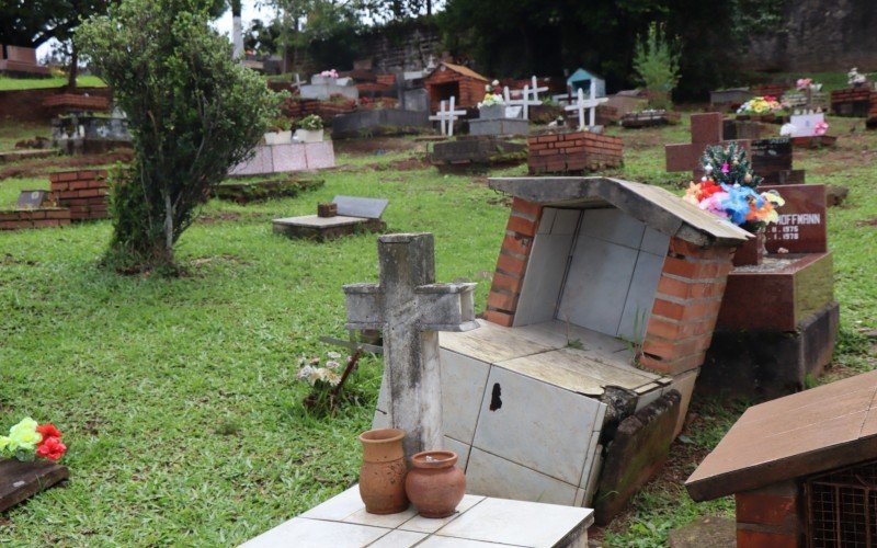 Restos mortais de pessoas sepultadas no cemitÃ©rio municipal, cujos tÃºmulos foram abandonados pelos familiares, podem ser exumados e os ossos levados ao ossÃ¡rio geral