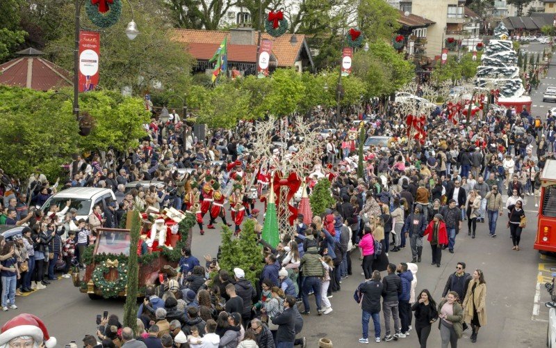 Desfile temático do Natal Luz 2023 lota o Centro de Gramado | Jornal NH