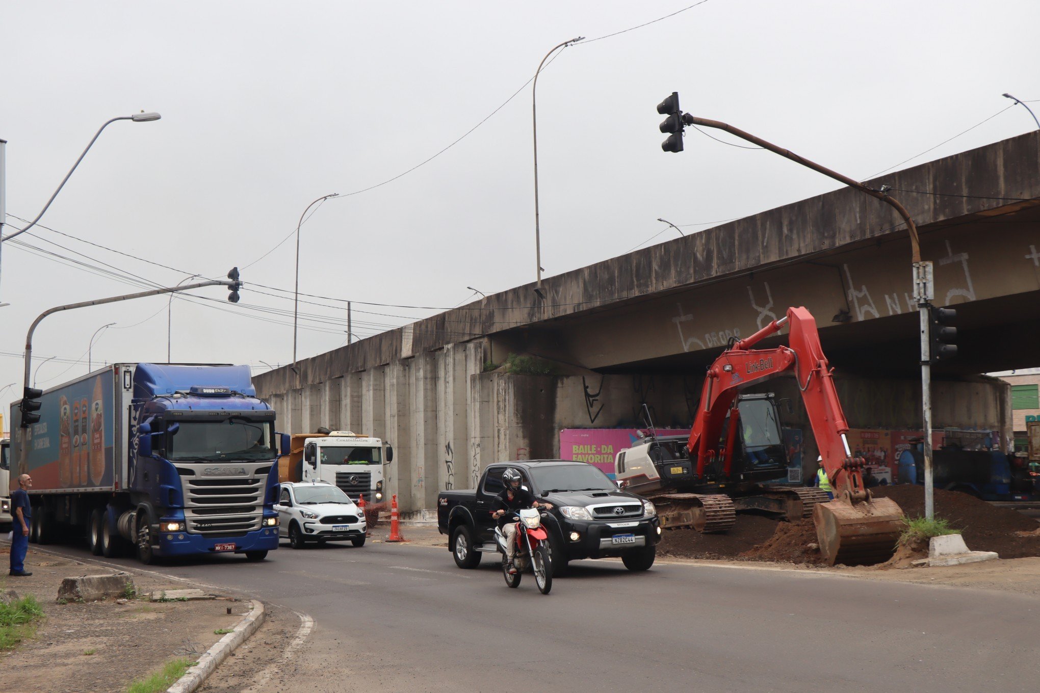 VÍDEO: Retorno sob o viaduto da Scharlau é fechado para obras; veja como está o trânsito no trecho