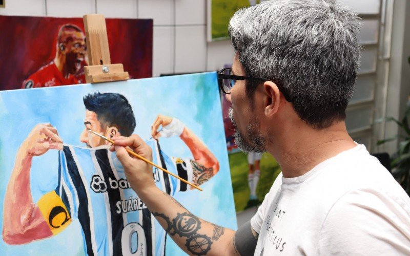 Artista plÃ¡stico Mauro Vila Real, de Sapiranga, pintou trÃªs quadros do centroavante uruguaio Luis SuÃ¡rez