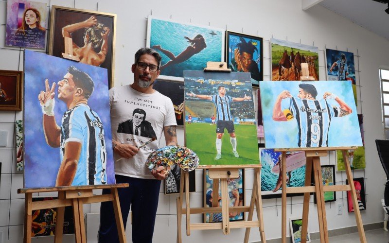 Artista plÃ¡stico Mauro Vila Real, de Sapiranga, pintou trÃªs quadros do centroavante uruguaio Luis SuÃ¡rez