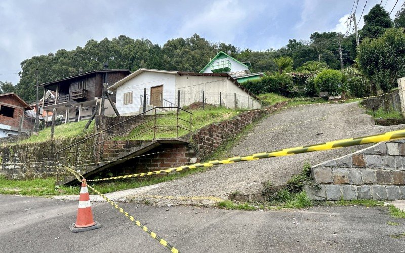 Parte do bairro Três Pinheiros continua interditado