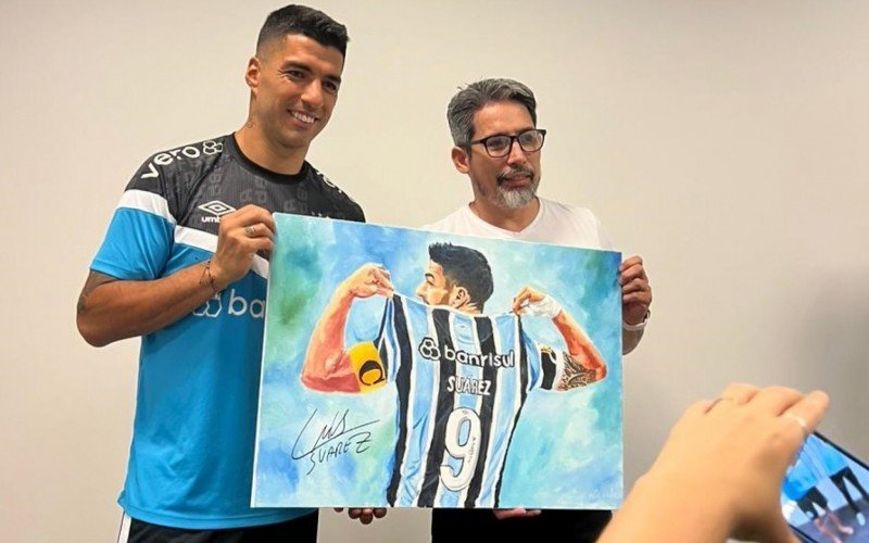 SuÃ¡rez recebe o quadro das mÃ£os do artista plÃ¡stico Mauro Vila Real
