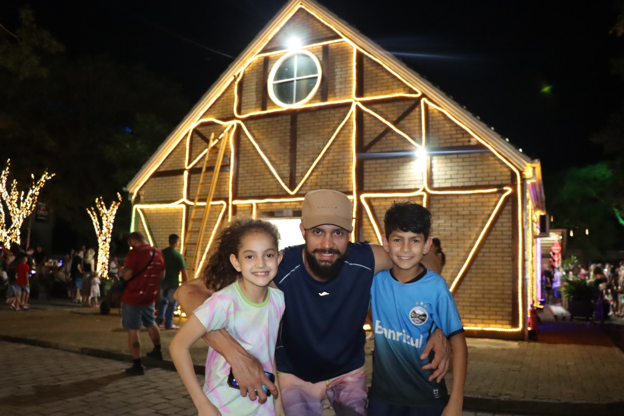 Felipe Weber, com os filhos Braian e Luiza