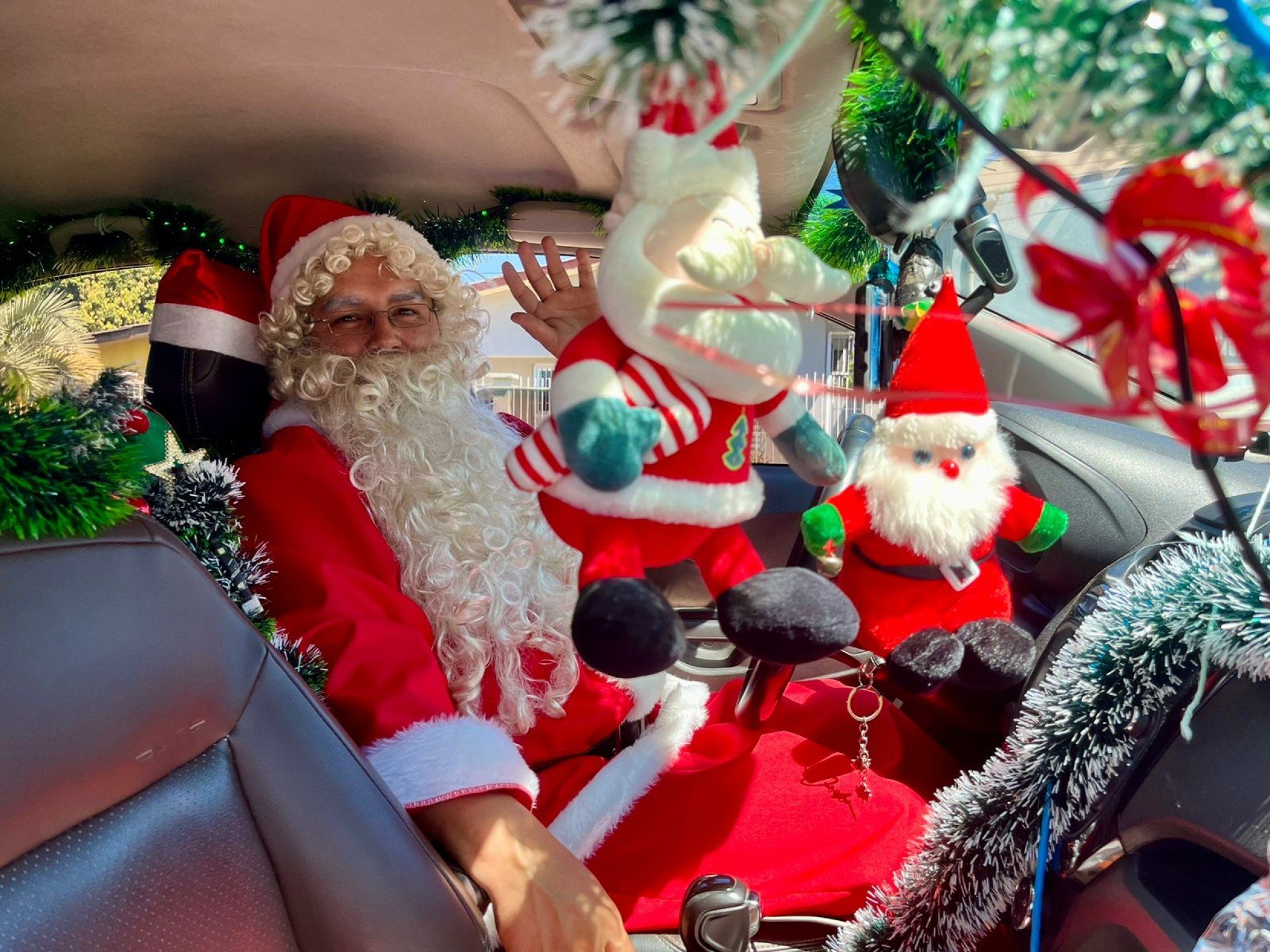 Motorista de aplicativos faz sucesso vestido de Papai Noel na região