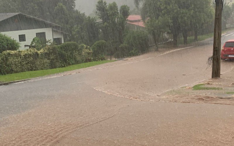 Chuva forte alaga ruas em Ivoti