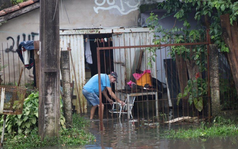 Daniel Fernando Hermes fica com água parada dentro de casa toda vez que valão transborda | Jornal NH